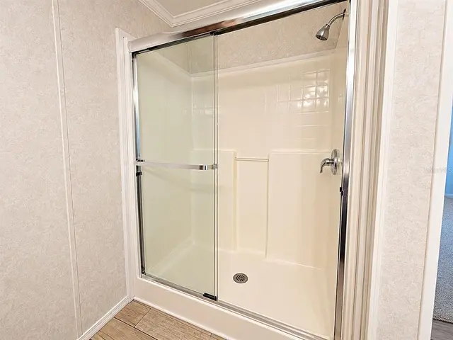 1722 Evergreen St, Kissimmee FL: walk-in shower