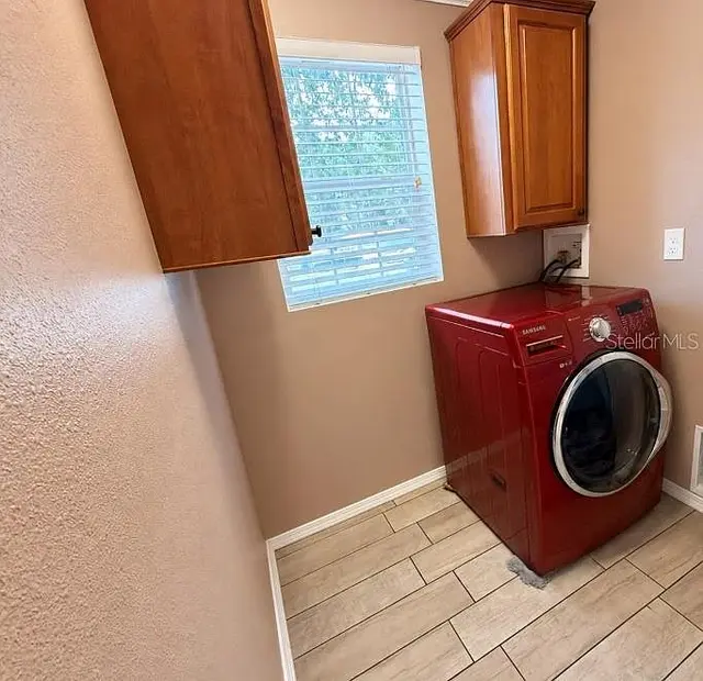 1722 Evergreen St, Kissimmee FL: laundry room